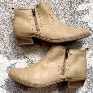 👧🏻SO Girl’s size 5 tan booties in great condition! 🚭🏡